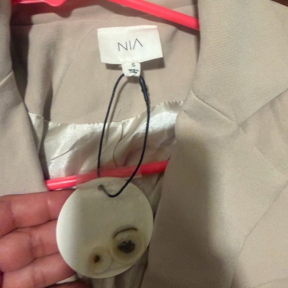 Cropped Beige Tailored Blazer with Single-Button Closure - Picture 7 of 10